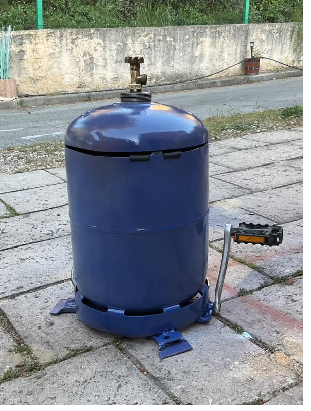 Poubagaz : bouteille de gaz vidée et transformée en poubelle à pédale, mécanisme d'ouverture en pédale de vélo