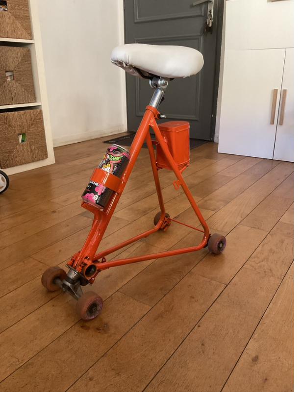 Tabouskate rouge : variante du tabouret vélo et skate, spécial apéro